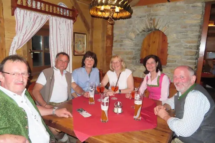 Mit Liedern wie  „Böll Böll Kernöl“ und „Chicken Checker“ lockten sie zahlreiche Besucherinnen und Besucher auf die Alm.