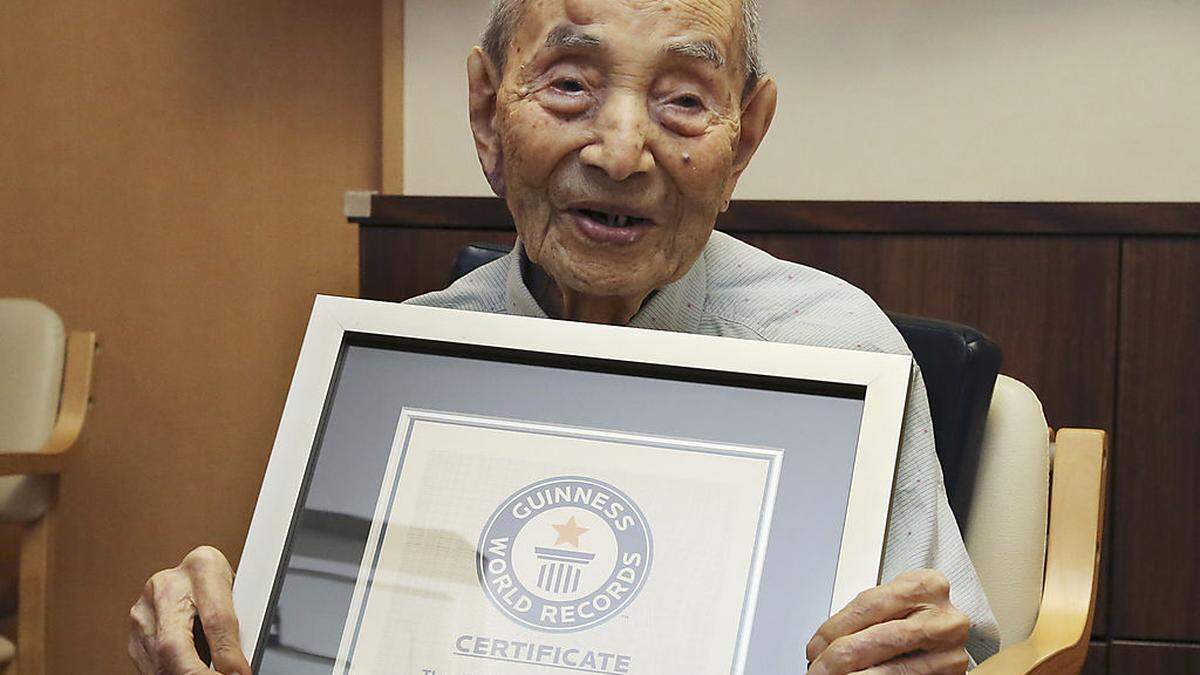 Yasutaro Koide mit seiner Guinness Buch der Rekorde-Urkunde