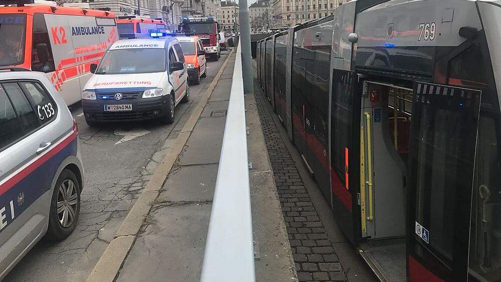 Beim Verkehrsknotenpunkt Schottentor in der Wiener Innenstadt hat sich am Dienstag ein Auffahrunfall zweier Straßenbahnen ereignet