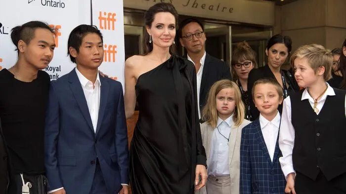 Mehr als zwei Jahre nach seiner Trennung hat das einstige Hollywood-Traumpaar Angela Jolie und Brad Pitt eine Sorgerechtsvereinbarung für seine sechs Kinder erzielt.