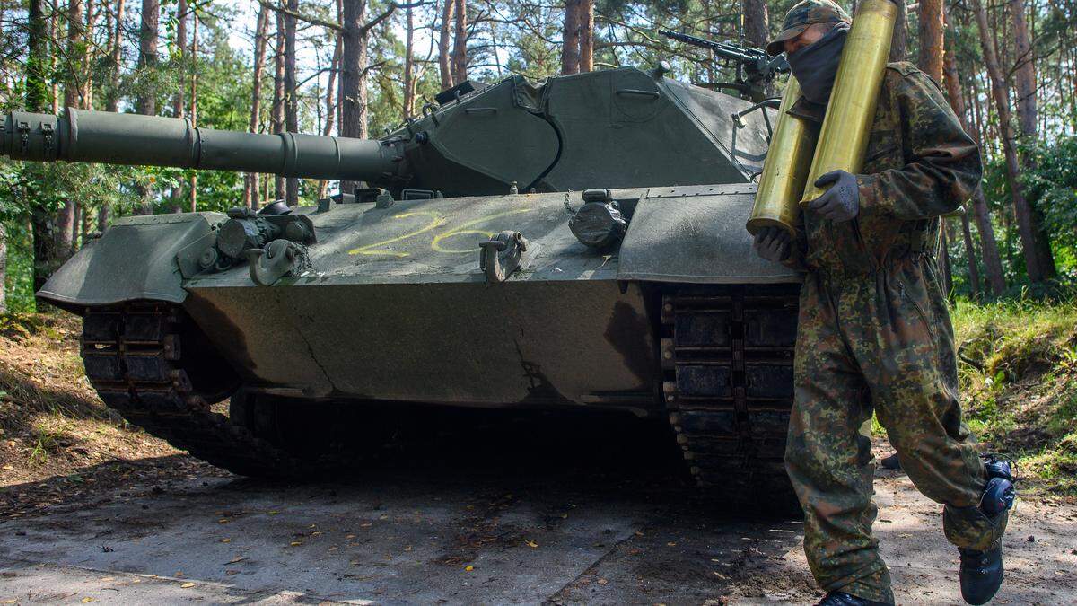 Ukrainischer Soldat vor einem Panzer