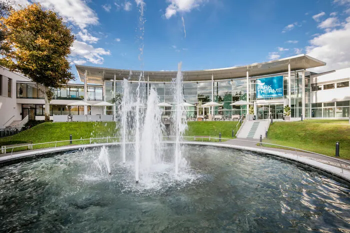 Parktherme Bad Radkersburg: Das Vita med-Gesundheitszentrum ist geöffnet, der Thermenbetrieb eingestellt – genau in der Hauptsaison. Wie sich das auf das wirtschaftliche Ergebnis der Parktherme auswirkt, hängt von den Unterstützungen durch den Bund ab. Die beiden Geschäftsführer Christian Korn und Patrick Sax hoffen deshalb auf eine möglichst rasche Lösung. „Unser oberstes Ziel ist, dass alle Arbeitsplätze erhalten werden“, betonen sie und wissen: „Die Auswirkungen sind gravierend – auch für den gesamten touristischen Bereich.“ Der Blick geht aber in die Zukunft: Nach dem Lockdown will die Parktherme „top vorbereitet“ mit neuen Konzepten ihre Gäste überraschen.