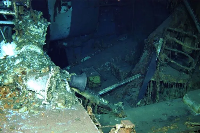 Der riesige Kreuzer sank am 30. Juli 1945 binnen zwölf Minuten, ohne in der Lage zu sein, einen Notruf abzusetzen. Von den 1196 Mann an Bord konnten sich 800 zunächst vom Schiff ins Wasser retten, doch viele ertranken in den kommenden Tagen, wurden von Haifischen gefressen oder starben an Dehydration. Nur 316 überlebten, von ihnen sind nach Angaben der US-Marine 22 noch heute am Leben.