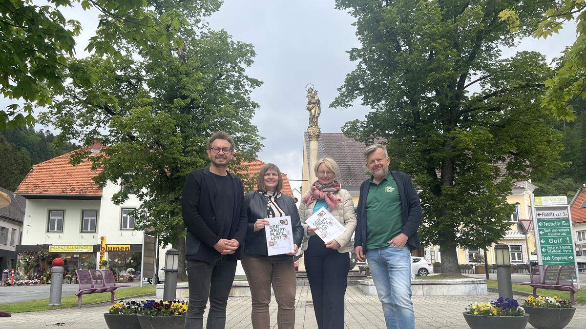 Auf dem Hauptplatz in Passail: Architekt Stephan Sobl, Bürgermeisterin Eva Karrer, Apothekerin Michaela Gobec und Kaufmann Andreas Reisinger