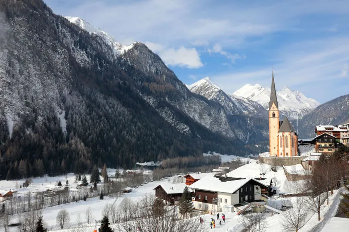 Die Anreise nach Heiligenblut in Kärnten dauert zwar länger, lohnt sich ob der sich bietenden Landschaft während der Anreise und am Ziel aber allemal - ein Tagesausflug geht sich zeitlich zumindest ab Wien oder Graz allerdings eher nicht aus. Von Heiligenblut aus lässt sich die imposante Bergwelt des Großglockner-Gebiets auch ohne Auto erkunden. So geht es über die Großglockner-Hochalpenstraße und die Gletscherstraße auf die Franz-Josefs-Höhe, von dort aus gehen Wanderwege unterschiedlichen Schwierigkeitsgrad rund um die Pasterze hinauf Richtung Gipfel. Von Heiligenblut aus lässt sich auch der Natura-Mystica-Rundweg mit dem Gössnitzfall erkunden.