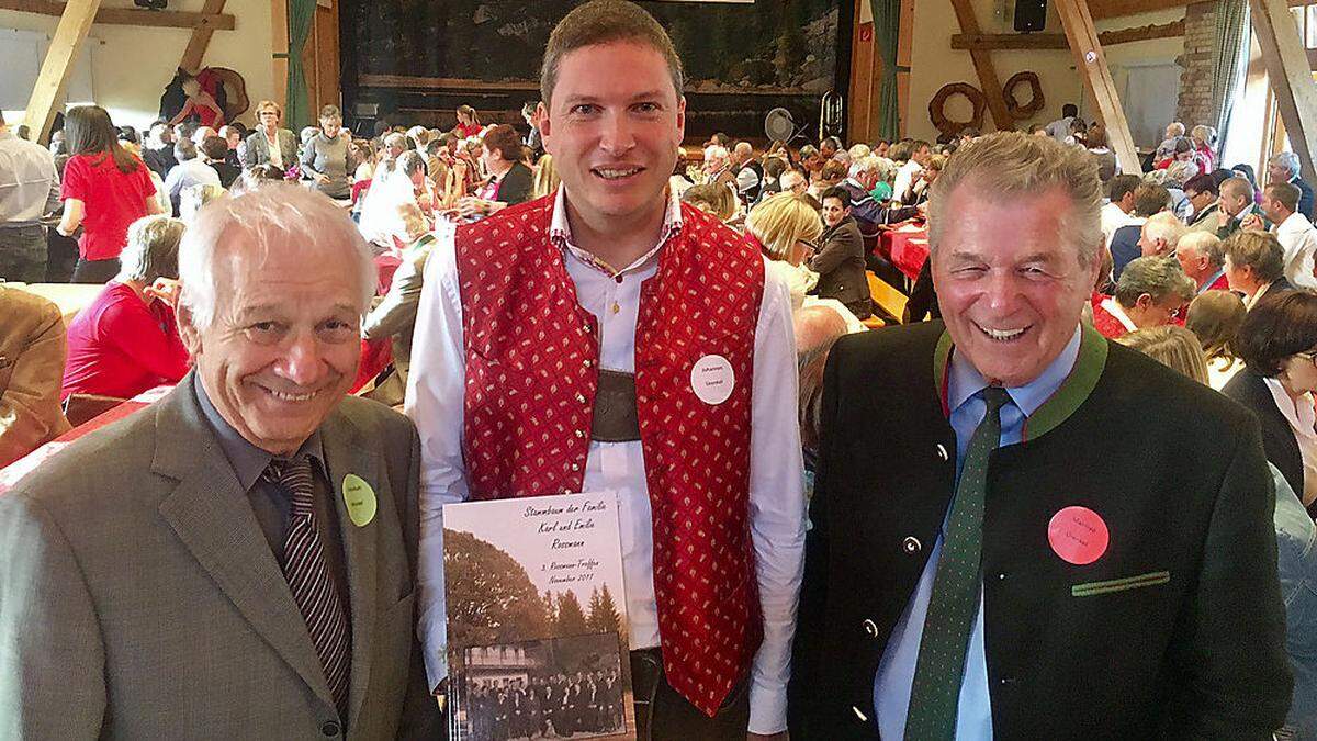 Hans-Rudi Rossmann, Johannes Dörfler und Manfred Huber (von links) füllten mit ihren Verwandten den Nockstadl