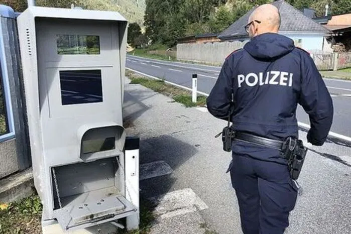Der Erfolg einer neuen Mess-Technologie gegen Raser gefällt nicht allen: Neue Kästen führen zu sprunghaftem Anstieg der Anzeigen. Gerät in Dürnstein mit 12 Schüssen zerstört.