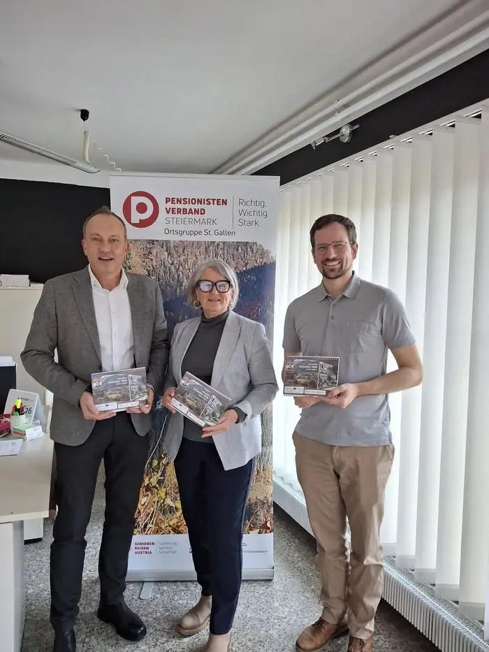 LAbg. und St. Gallens Bürgermeister Armin Forstner, Pensionistenverbands-Vorsitzende Elisabeth Well und Oliver Gulas-Wöhri mit „Role Models“-Kalendern