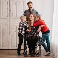 Barbara Sima-Ruml mit ihrer Familie  | Cäcilia, Constantin, Ehemann Mario und Mama Barbara, die einen Rollstuhl nützt 