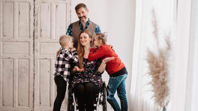 Barbara Sima-Ruml mit ihrer Familie  | Cäcilia, Constantin, Ehemann Mario und Mama Barbara, die einen Rollstuhl nützt 