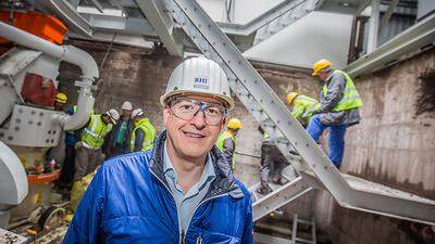 Heimo Wagner vor der Baustelle in der Elektroschmelze