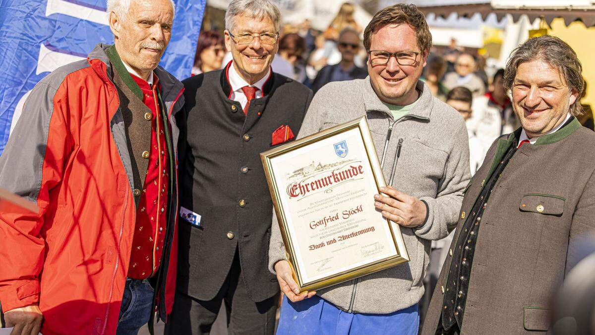 Paul Stöckl (Mitte) nahm für seinen Vater Konditormeister Gottfried Stöckl eine Ehrung entgegen