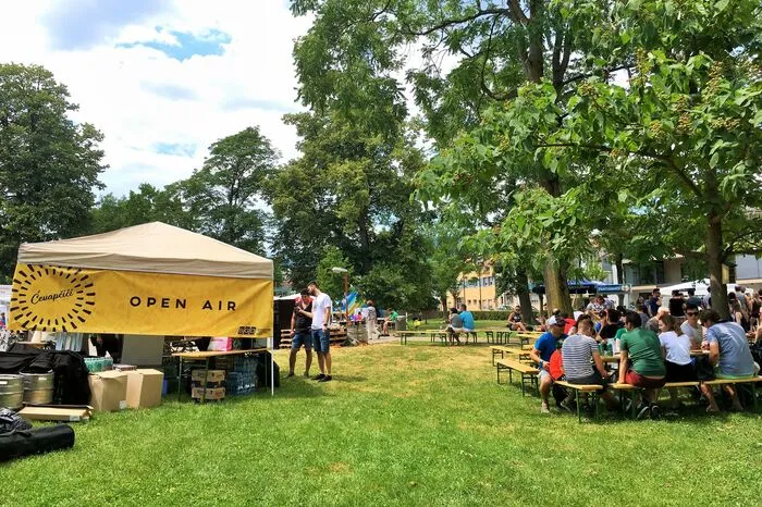 Das Open Air Festival findet rund um den Platz der Begegnung im Volksgarten statt