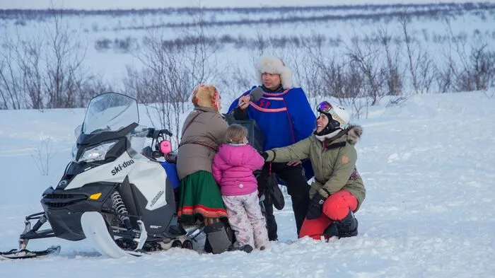 Die Rentiere werden diesmal bei ihrer Wanderung zum Sommerquartier nicht nur von der samischen Familie Sarah begleitet, sondern auch von einem 40-köpfigen Team des norwegischen Fernsehens (NRK). Verfolge die Sendung live auf www.nrk.no/rein.