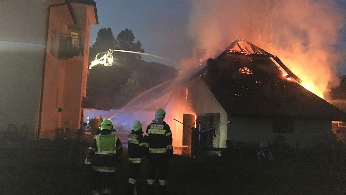 Feuerwehr zu Nachlöscharbeiten ausgerückt 