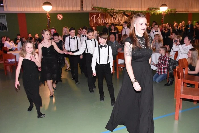 Die Feuerwehrjugend gestaltete die Eröffnungspolonaise.