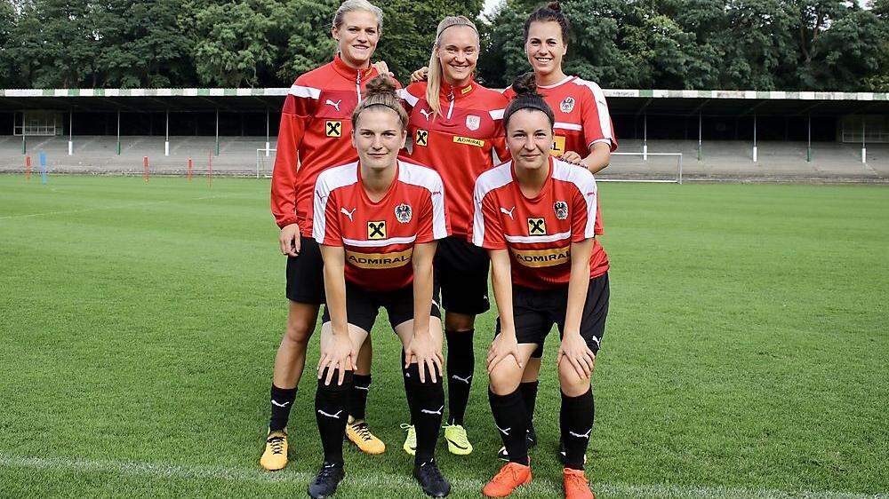 Die Steirerinnen im ÖFB-Frauen-Nationalteam: Carina Wenninger, Sarah Puntigam, Viktoria Schnaderbeck (hinten, von links), Sophie Maierhofer und Barbara Dunst (vorne, von links)