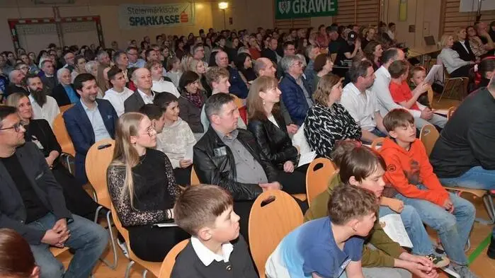 Ein Konzert mit aktuellen und ehemaligen Schülerinnen und Schülern des Borgs Murau ließen sich zahlreiche Gäste nicht entgehen.