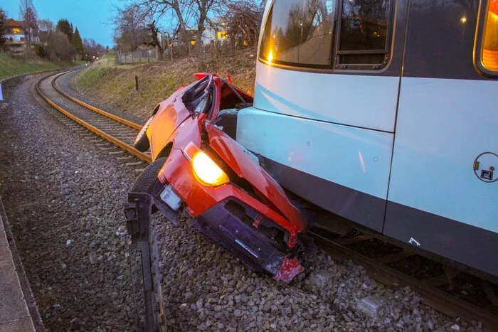 Aus bisher unbekannter Ursache verlor eine Lenkerin die Kontrolle über ihr Fahrzeug und kam mit diesem auf einer angrenzenden Gleisanlage zum Stillstand.