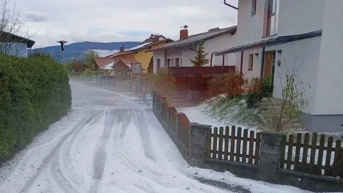 Was aussieht wie eine Winterlandschaft Anfang September, sind die Spuren eines schweren Hagelunwetters am Mittwochnachmittag