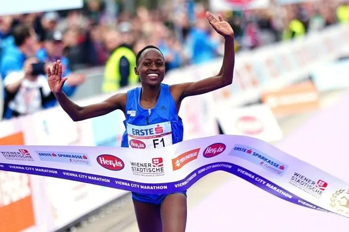 Bei den Frauen triumphierte Vibian Chepkirui aus Kenia mit Streckenrekord von 2:20:59.