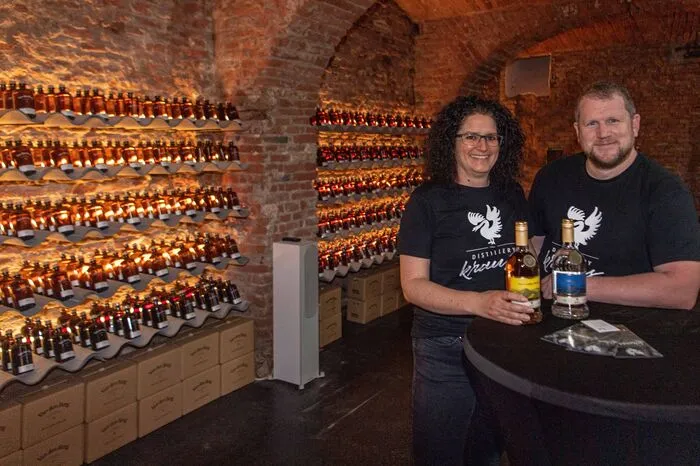 Im Erdgeschoss steht das Gewürzangebot im Mittelpunkt, im Gewölbekeller sind es die Spirituosen. Als Partnerdestillerie ist die viel prämierte "Distillery Krauss" aus St. Martin im Sulmtal mit an Bord. Im Bild: Carmen und Werner Krauss.