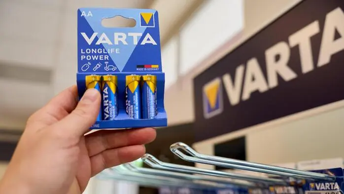 Kunde hält eine Packung Varta-Batterien in einem Geschäft | Der Bereich Haushaltsbatterien der Varta-Tochter bleibt profitabel und geht nicht in Insolvenz, sondern an eine Gläubigergruppe