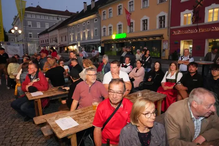 Drei Musikgruppen sorgten für beste Stimmung auf dem Hauptplatz in Gmünd.