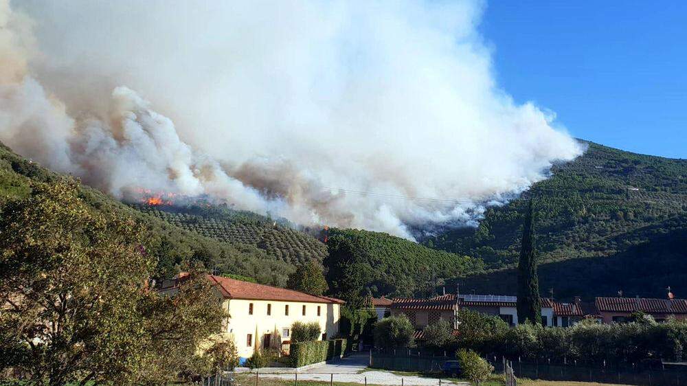 Wegen eines großen Waldbrandes in Ponte Serra in der toskanischen Provinz Pisa mussten in der Nacht auf Dienstag rund 500 Personen ihre Wohnungen verlassen