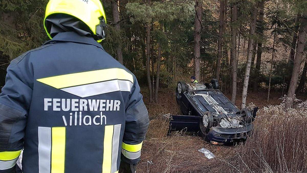 Das Auto landete im Straßengraben und wurde von der Feuerwehr geborgen