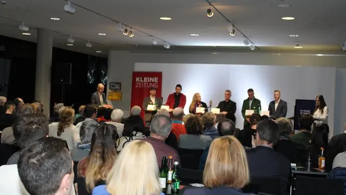 Gut gefüllt präsentierte sich das Foyer des Kunsthauses Weiz am Dienstagabend.