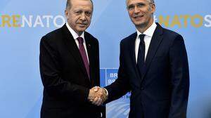 Nato-Generalsekretär Jens Stoltenberg (r.) und der türkische Präsident Erdogan. 