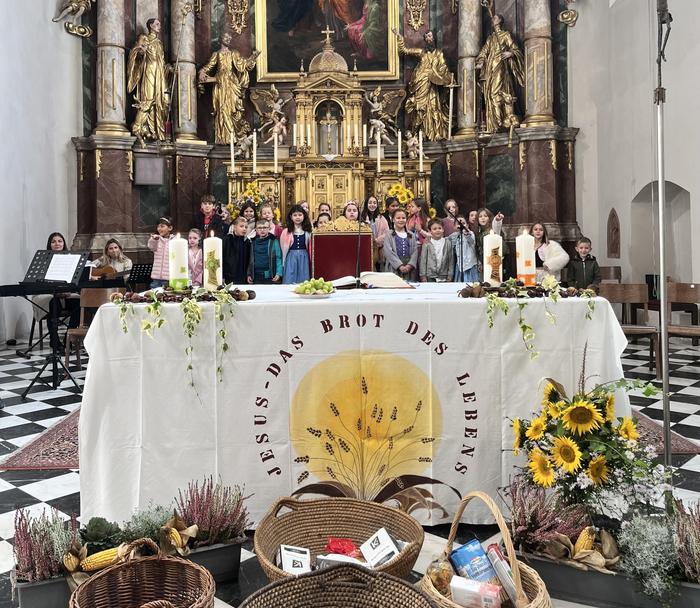 Der Volksschulchor der Volksschule 1 Leibnitz gestaltete eine stimmige Erntedankfeier in der Stadtpfarrkirche Leibnitz