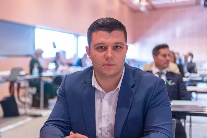 Alexis Pascuttini (FPÖ): Die Holding wird mit diesem Budget umgebracht, das muss man ganz klar sagen. Wird die Holding jetzt verstadtlicht? Gibt es dann eine Verkehrskolchose? Das Budget ist reine Showpolitik.