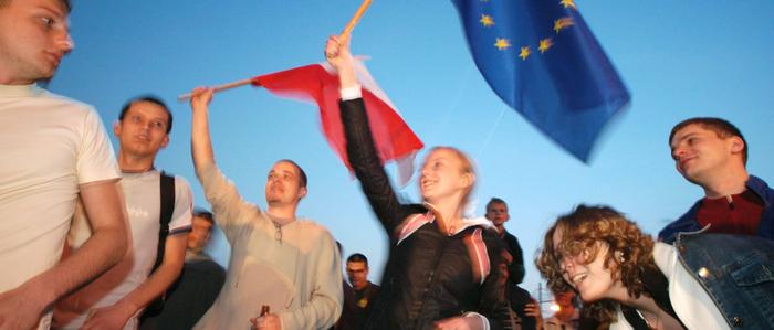 Polnische Studenten feiern an der Grenze zu Deutschland das Beitrittsjubiläum