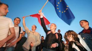Polnische Studenten feiern an der Grenze zu Deutschland das Beitrittsjubiläum