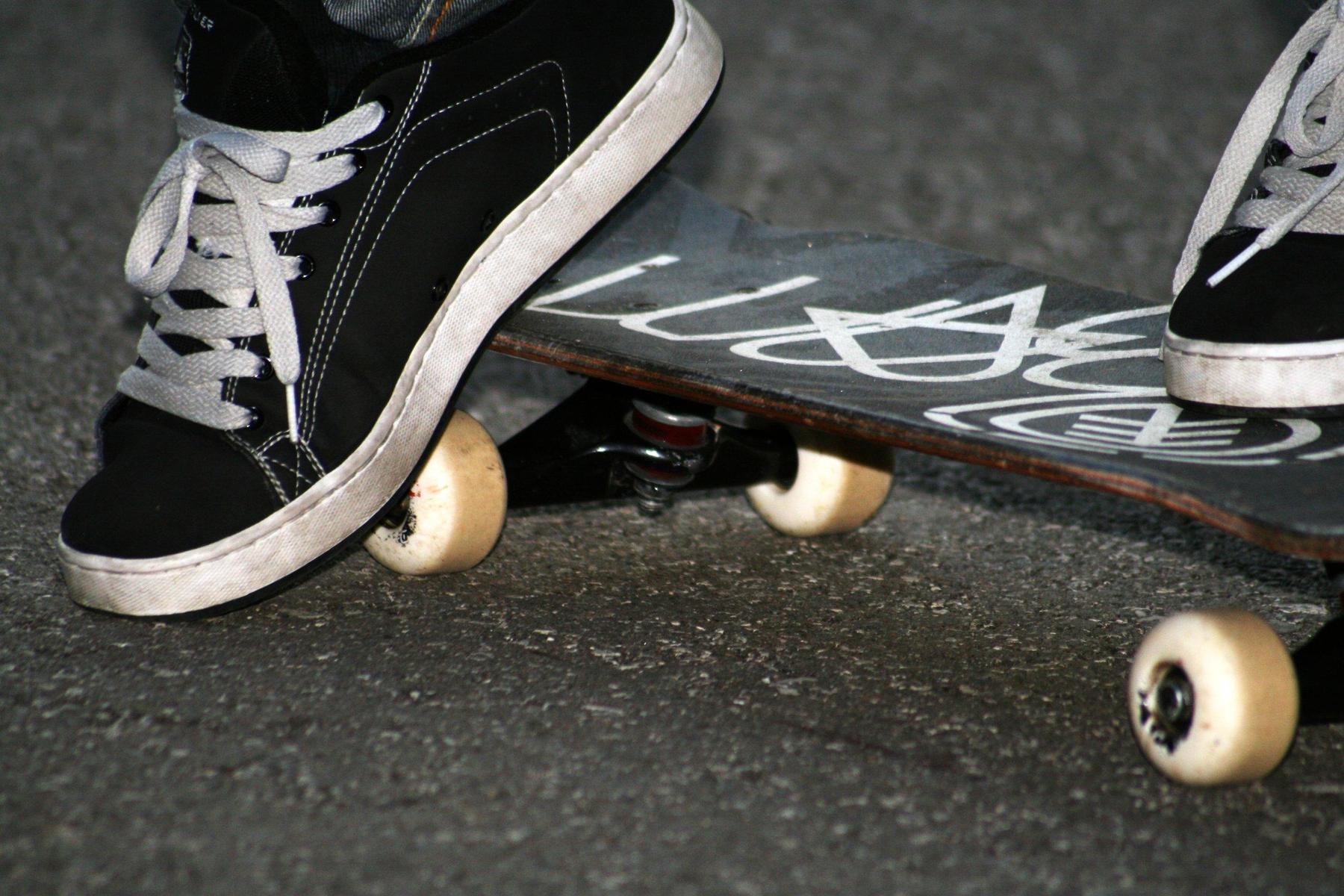 Sechsjähriger Steirer stürzte mit Skateboard: Auto fuhr über Unterarm