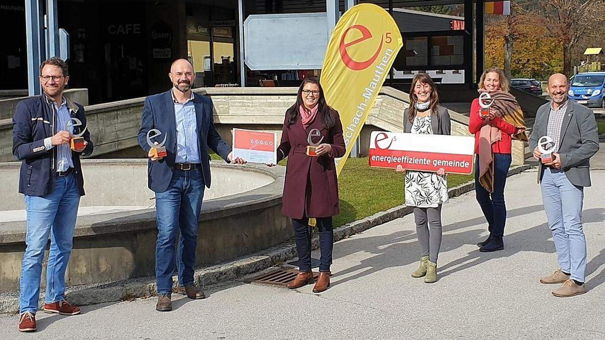 Amtsleiter Jürgen Themessl, Bürgermeister Josef Zoppoth, Landesrätin Sara Schaar, Teresa Paul,  Daniela Schelch und e5Betreuer Hannes Obereder