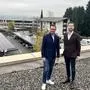 Landesrat Sebastian Schuschnig (ÖVP) mit Markus Haring von Humanomed vor der neuen PV-Anlage