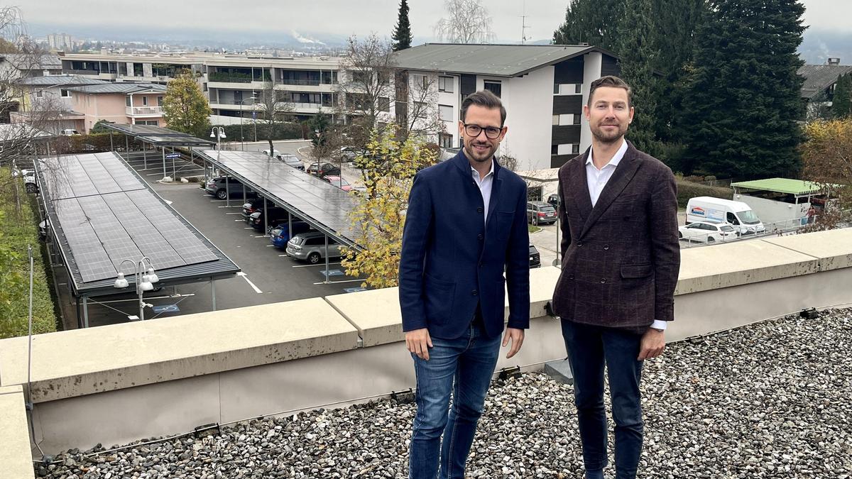 Landesrat Sebastian Schuschnig (ÖVP) mit Markus Haring von Humanomed vor der neuen PV-Anlage