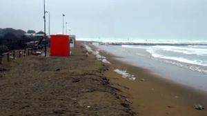 Am Strand von Jesolo wurde wieder Sand ins Meer vertragen