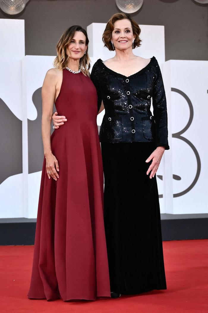 Camille Cottin und Sigourney Weaver am Roten Teppich