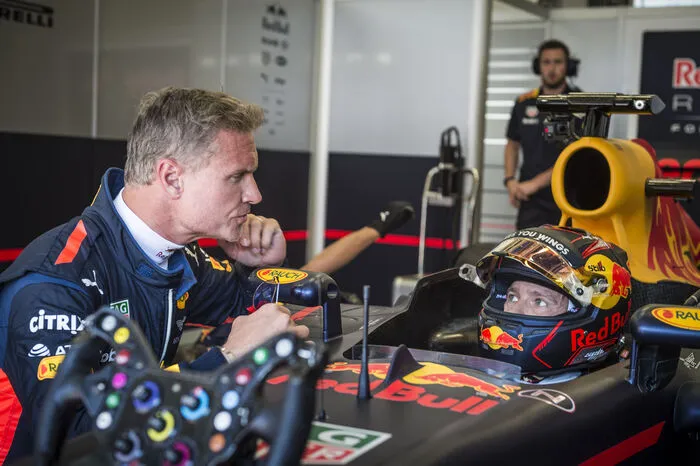 Auch im Auto gab es noch Anweisungen von Coulthard.