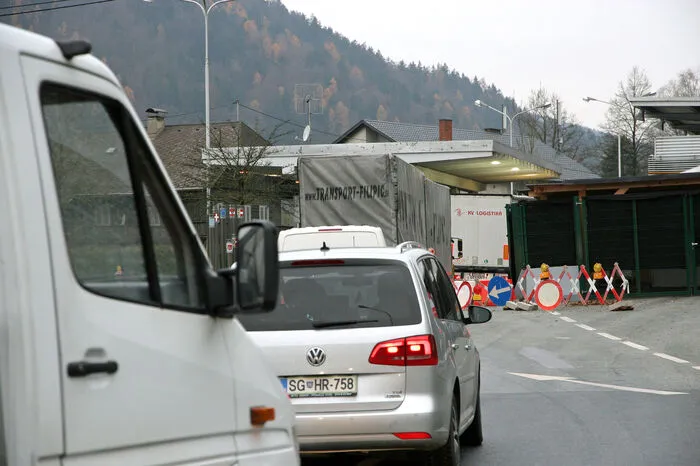 Übrigens: Man sollte auch sein Reisedokument dabei haben, denn es wird noch immer an der österreichischen Grenze kontrolliert