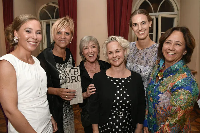Julia Malischnig (Intendantin des Internationalen Gitarrenfestivals in Millstatt), ORF-Landesdirektorin Karin Bernhard, Schauspielerin Heidelinde Weis, Intendantin Angelica Ladurner sowie die Präsidentin des Ensemble Porcia, Andrea Samonigg-Mahrer, mit Förderin Gabriele Semmelrock-Werzer.