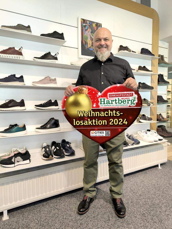 Dietmar Peinsipp, Obmann des Vereins Einkaufsstadt Hartberg, präsentiert die Weihnachtslosaktion