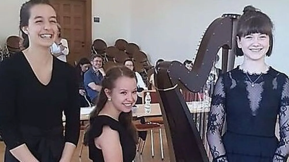 Erspielten sich den Bundessieg in der zweiten Wertungsgruppe: Anna Schneider (Gitarre), Elisabeth Kozelsky (Harfe) und Isabella Clemens (Hackbrett)