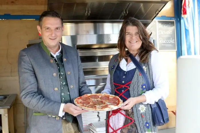 So konnten Claudia und Clemens Schöffmann (Foto) am Sonntag unter anderem Unternehmer Armin Stromberger, Bestatter Ronald Vorreiter, Medizinerin Eva Marcher sowie die beiden Hirter-Chefitäten Klaus Möller und Niki Riegler willkommen heißen. 
