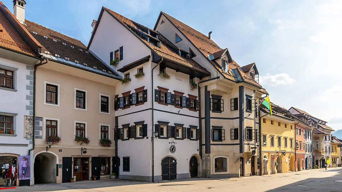 Der schmucke Hauptplatz von Škofja Loka 