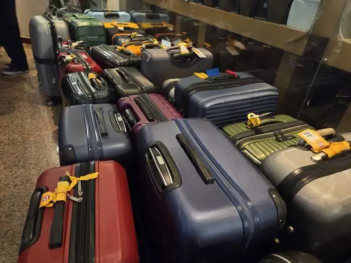 Auch die Koffer türmen sich am Flughafen